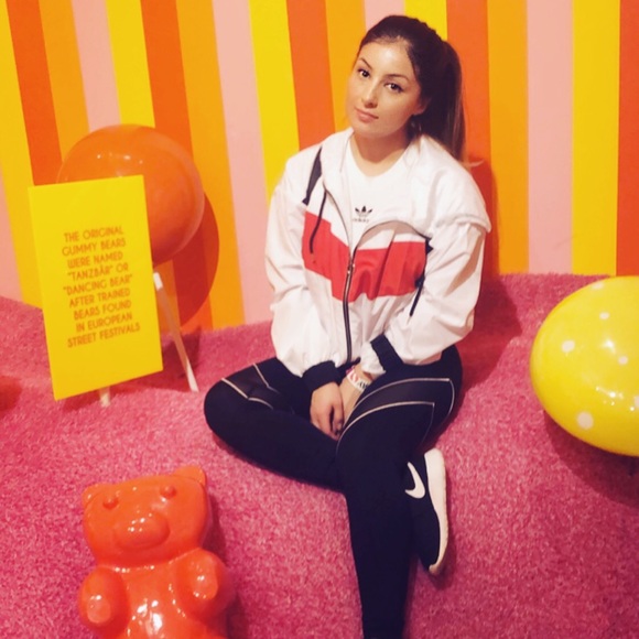 Meet your Posher, Charlene - Picture 1 of 1